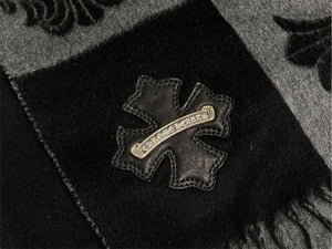 極美品 CHROME HEARTS クロムハーツ スクロールラベル シルク 大判ストール レザーパッチ ブラック 4c070840