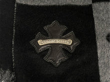 Load image into Gallery viewer, 極美品 CHROME HEARTS クロムハーツ スクロールラベル シルク 大判ストール レザーパッチ ブラック 4c070840