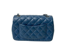 Load image into Gallery viewer, 極美品 CHANEL シャネル 横長 20cm ショルダーバッグ A69900 28番台 ミニマトラッセショルダーチェーン ネイビー ラムスキン 中古 4c070926