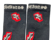 Load image into Gallery viewer, CHROME HEARTS クロムハーツ 靴下 マッティボーイ リップ ソックス ロゴ刺繍 ブラック レッド コットン 美品 中古 4c070935