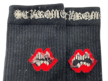 Load image into Gallery viewer, CHROME HEARTS クロムハーツ 靴下 マッティボーイ リップ ソックス ロゴ刺繍 ブラック レッド コットン 美品 中古 4c070935