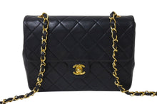 Load image into Gallery viewer, CHANEL シャネル 縦長 15cm ミニマトラッセ20 チェーンショルダーバッグ 1番台 ラムスキン ブラック ゴールド 良品 中古 4c070966