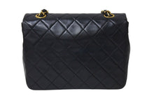 Load image into Gallery viewer, CHANEL シャネル 縦長 15cm ミニマトラッセ20 チェーンショルダーバッグ 1番台 ラムスキン ブラック ゴールド 良品 中古 4c070966