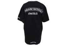 Load image into Gallery viewer, CHROME HEARTS クロムハーツ 大阪スクロール ラベル ロゴ プリント 半袖Ｔシャツ 大阪限定 新型 ブラック サイズM 美品 中古 4c071048