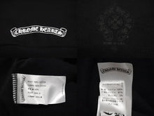 Load image into Gallery viewer, 極美品 CHROME HEARTS クロムハーツ スウェットシャツ トレーナー サイズXXL ネックロゴ 新作 袖プリント ブラック コットン 中古 4c071052