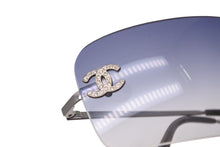 Load image into Gallery viewer, 極美品 CHANEL シャネル ココマーク リムレス サングラス グラデーション 4017-D シルバー ブルー ブラック サイズ62□17 中古 4c071158