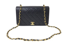 Load image into Gallery viewer, CHANEL シャネル マトラッセ フルフラップチェーンショルダーバッグ ココマーク 1番台 ラムスキン ブラック ゴールド 美品 中古 4c071162