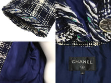 Load image into Gallery viewer, 極美品 CHANEL シャネル メンズ ツイード ジャケット ネイビー系 ブラック ホワイト シルク混 P58787V44460 サイズ50 中古 4c071212