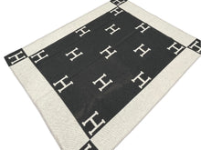 Load image into Gallery viewer, HERMES エルメス プレード アヴァロン ブランケット エクリュ グリ・フォンセ カシミヤ ウール 小物 ひざ掛け Hモチーフ 美品 中古 4c071296