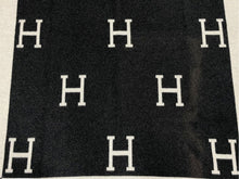 Load image into Gallery viewer, HERMES エルメス プレード アヴァロン ブランケット エクリュ グリ・フォンセ カシミヤ ウール 小物 ひざ掛け Hモチーフ 美品 中古 4c071296
