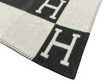 Load image into Gallery viewer, HERMES エルメス プレード アヴァロン ブランケット エクリュ グリ・フォンセ カシミヤ ウール 小物 ひざ掛け Hモチーフ 美品 中古 4c071296
