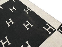 Load image into Gallery viewer, HERMES エルメス プレード アヴァロン ブランケット エクリュ グリ・フォンセ カシミヤ ウール 小物 ひざ掛け Hモチーフ 美品 中古 4c071296