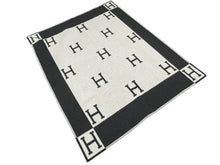 Load image into Gallery viewer, HERMES エルメス プレード アヴァロン ブランケット エクリュ グリ・フォンセ カシミヤ ウール 小物 ひざ掛け Hモチーフ 美品 中古 4c071296