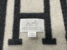 Load image into Gallery viewer, HERMES エルメス プレード アヴァロン ブランケット エクリュ グリ・フォンセ カシミヤ ウール 小物 ひざ掛け Hモチーフ 美品 中古 4c071296