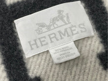 Load image into Gallery viewer, HERMES エルメス プレード アヴァロン ブランケット エクリュ グリ・フォンセ カシミヤ ウール 小物 ひざ掛け Hモチーフ 美品 中古 4c071296