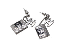 Load image into Gallery viewer, CHANEL シャネル ピアス 両耳 ココマーク ぶら下がり 95C イタリア製 メタル シルバー ブラック シルバー金具 美品 中古 4c071430