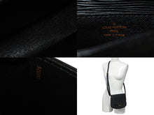 Load image into Gallery viewer, LOUIS VUITTON ルイヴィトン ショルダーバッグ ミニサンクルー エピ 黒 M52212 ブラック ゴールド金具 美品 中古 4c071489