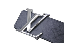 Load image into Gallery viewer, 極美品 LOUIS VUITTON ルイヴィトン ベルト LV イニシャル 40MM リバーシブル M0285V モノグラム グレー 全長約108cm 中古 4c071550