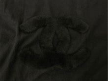 Load image into Gallery viewer, 極美品 CHANEL シャネル デカココマーク カシミヤ マフラー ブラック 大判 ファー ロゴ 小物 中古 4c071553