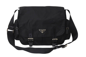 PRADA プラダショルダーバッグ トライアングルロゴ イタリア製 テスート レザー ブラック シルバー金具 美品 中古 4c071631 