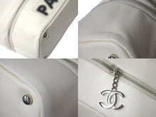 Load image into Gallery viewer, 新品同様 CHANEL シャネル パリスロンドン チェーンショルダーバッグ ターンロック ホワイト 12番台 シルバー金具 中古 4c071735