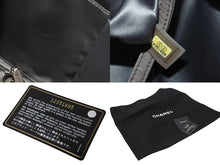 Load image into Gallery viewer, 新品同様 CHANEL シャネル パリスロンドン チェーンショルダーバッグ ターンロック ホワイト 12番台 シルバー金具 中古 4c071735