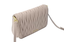 Load image into Gallery viewer, MIUMIU ミュウミュウ マテラッセ ショルダーバッグ 斜め掛けバッグ 5BD068 ナッパレザー ピンク ゴールド金具 美品 中古 4c071844