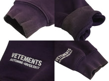 Load image into Gallery viewer, VETEMENTS ヴェトモン 17AW 刺繍スウェット パーカー プリント コットン パープル WF17TP9 良品 4c071935