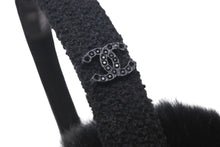 Load image into Gallery viewer, 極美品 CHANEL シャネル イヤーマフ 耳あて A54573 カメリア ココマーク ラインストーン ウール ラパン ブラック 中古 4c072017