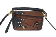 Load image into Gallery viewer, 極美品 LOEWE ロエベ × スタジオジブリ ススワタリ ミニ パズル 2WAY ハンドバッグ 千と千尋の神隠し マックロクロスケ ブラウン カーフスキン 中古 4c072411