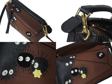 Load image into Gallery viewer, 極美品 LOEWE ロエベ × スタジオジブリ ススワタリ ミニ パズル 2WAY ハンドバッグ 千と千尋の神隠し マックロクロスケ ブラウン カーフスキン 中古 4c072411