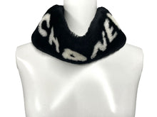 Load image into Gallery viewer, 極美品 CHANEL シャネル ネックマフラー ネックウォーマー ブラック ホワイト カシミヤ シープシアリング ブランドロゴ 中古 4c072450