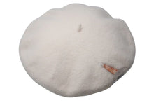 Load image into Gallery viewer, 極美品 CHANEL シャネル ココマーク カメリア ベレー帽 帽子 フラット型 スリッポンスタイル ウール アイボリーホワイト 中古 4c072474