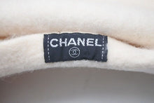 Load image into Gallery viewer, 極美品 CHANEL シャネル ココマーク カメリア ベレー帽 帽子 フラット型 スリッポンスタイル ウール アイボリーホワイト 中古 4c072474