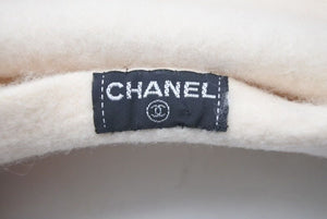 極美品 CHANEL シャネル ココマーク カメリア ベレー帽 帽子 フラット型 スリッポンスタイル ウール アイボリーホワイト 中古 4c072474