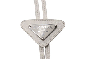 PRADA プラダ ネクタイ ループタイ ホワイト ホワイト 三角ロゴ 三角プレート サフィアーノレザー ホワイト シルバー金具 美品 中古 4c072597 