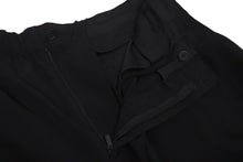 Load image into Gallery viewer, 新品同様 YOHJI YAMAMOTO ヨウジヤマモト ハーフパンツ ボトムス サンプル品 HN-P24-500-2-3 JAPAN製 ブラック 中古 4c072601