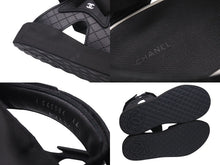 Load image into Gallery viewer, 極美品 CHANEL シャネル ココマーク サンダル 23年 ブラック ホワイト マトラッセ ロゴ レザー ファブリック G45084 サイズ44 中古 4c072675