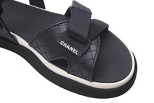Load image into Gallery viewer, 極美品 CHANEL シャネル ココマーク サンダル 23年 ブラック ホワイト マトラッセ ロゴ レザー ファブリック G45084 サイズ44 中古 4c072675