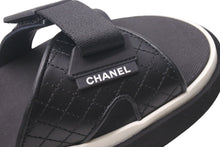 Load image into Gallery viewer, 極美品 CHANEL シャネル ココマーク サンダル 23年 ブラック ホワイト マトラッセ ロゴ レザー ファブリック G45084 サイズ44 中古 4c072675