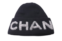 Load image into Gallery viewer, 極美品 CHANEL シャネル ビーニー ニットキャップ ニット帽 ロゴ ブラック ホワイト ウール カシミヤ 中古 4c072693