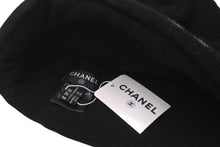 Load image into Gallery viewer, 極美品 CHANEL シャネル ビーニー ニットキャップ ニット帽 ロゴ ブラック ホワイト ウール カシミヤ 中古 4c072693