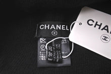 Load image into Gallery viewer, 極美品 CHANEL シャネル ビーニー ニットキャップ ニット帽 ロゴ ブラック ホワイト ウール カシミヤ 中古 4c072693