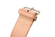 Load image into Gallery viewer, 新品未使用 LOUIS VUITTON ルイヴィトン 村上隆 M95774 モノグラモフラージュ キーポル・バンドリエール55用 ネームタグ ポワニエ 鍵カデナセット 中古 4c072715