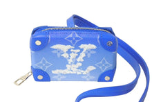 Load image into Gallery viewer, 新品同様 LOUIS VUITTON ルイヴィトン M45440 ソフトトランク ネックレス ウォレット モノグラムクラウズ ヴァージル ブルー 中古 4c072762