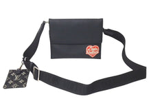 Load image into Gallery viewer, 極美品 LOUIS VUITTON x NIGO ルイヴィトン ニゴー 22SS ショルダーバッグ モノグラムドリップ トリオポーチ M81013 ブラック 中古 4c072769