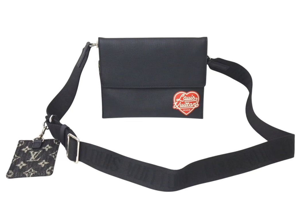 極美品 LOUIS VUITTON x NIGO ルイヴィトン ニゴー 22SS ショルダーバッグ モノグラムドリップ トリオポーチ M81013 ブラック 中古 4c072769