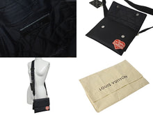 Load image into Gallery viewer, 極美品 LOUIS VUITTON x NIGO ルイヴィトン ニゴー 22SS ショルダーバッグ モノグラムドリップ トリオポーチ M81013 ブラック 中古 4c072769