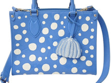 Load image into Gallery viewer, 極美品 LOUIS VUITTON ルイヴィトン オンザゴーPM 2wayバッグ 草間彌生 モノグラムアンプラント M46424 ブルー ホワイト 中古 4c072846