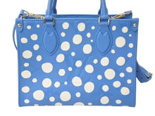 Load image into Gallery viewer, 極美品 LOUIS VUITTON ルイヴィトン オンザゴーPM 2wayバッグ 草間彌生 モノグラムアンプラント M46424 ブルー ホワイト 中古 4c072846